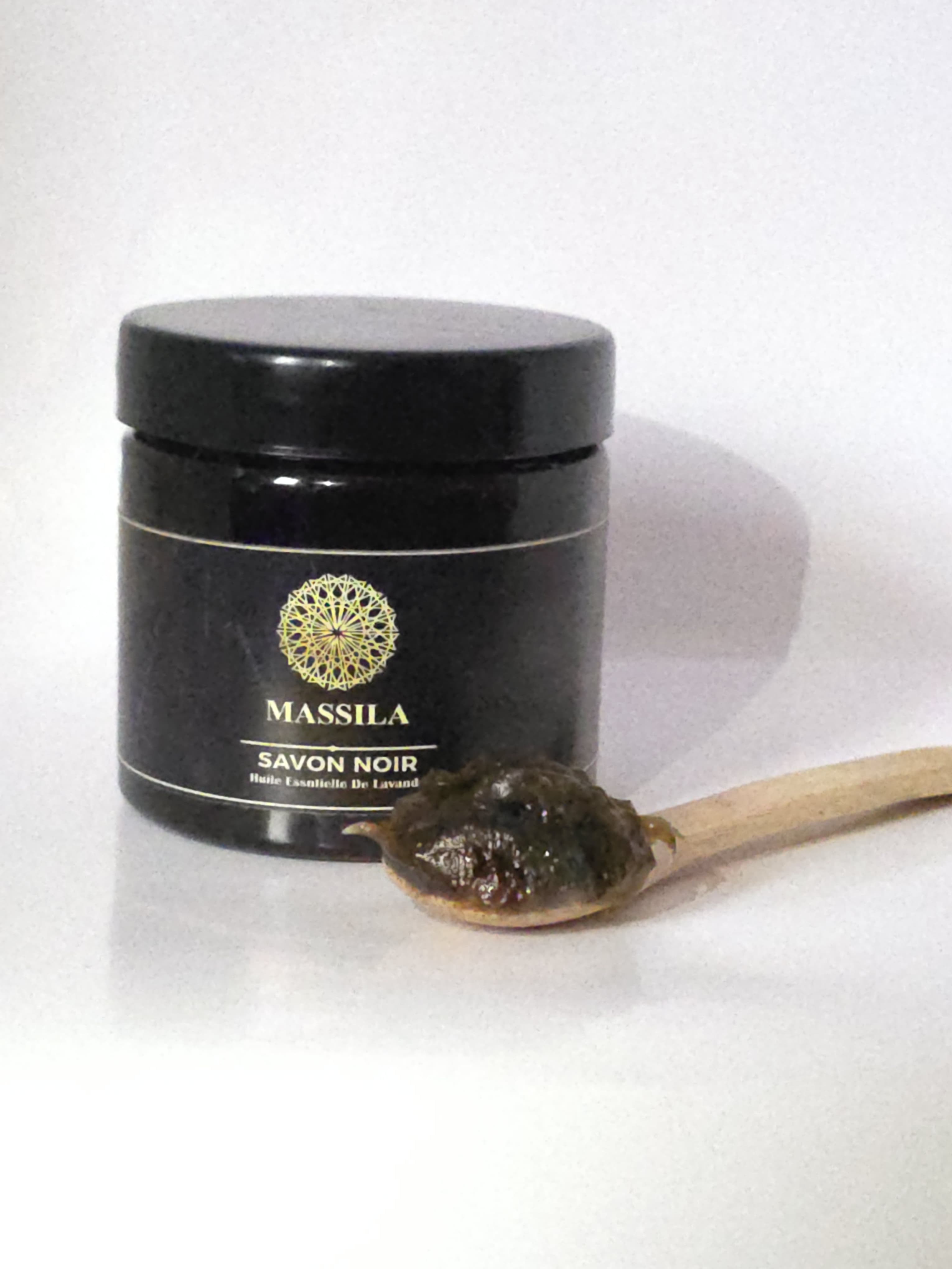 صابون ماسِيلا الأسود التقليدي بلمسة مهدّئة من زيت اللافندر – 200غ